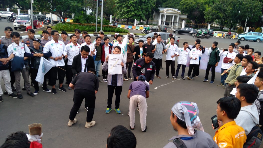 Ratusan Massa Aksi KAMMI Geruduk Istana Tuntut Cabut RUU Cipta Kerja